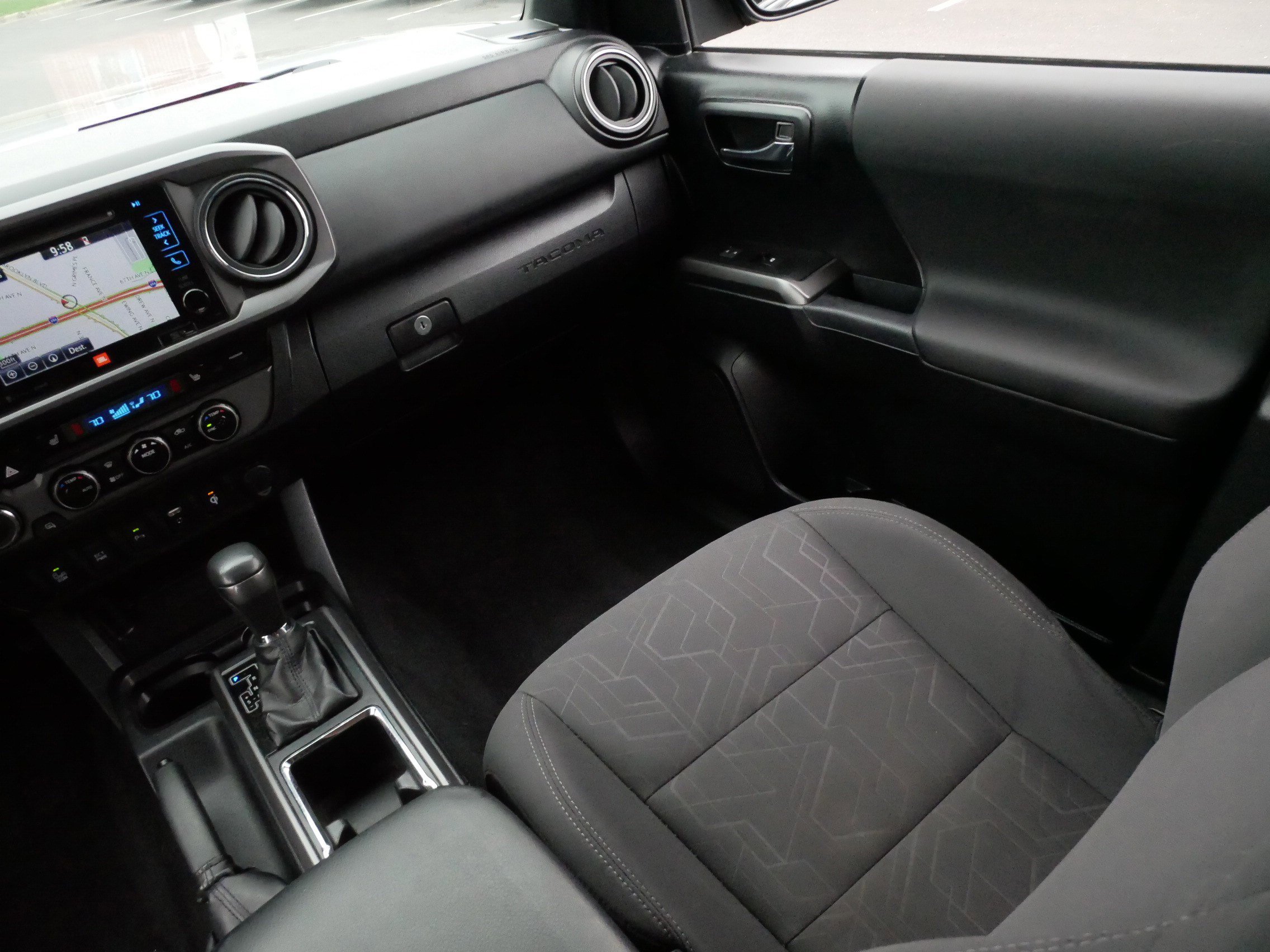 Used 2017 Toyota Tacoma TRD Off-Road AWD/4WD image 11