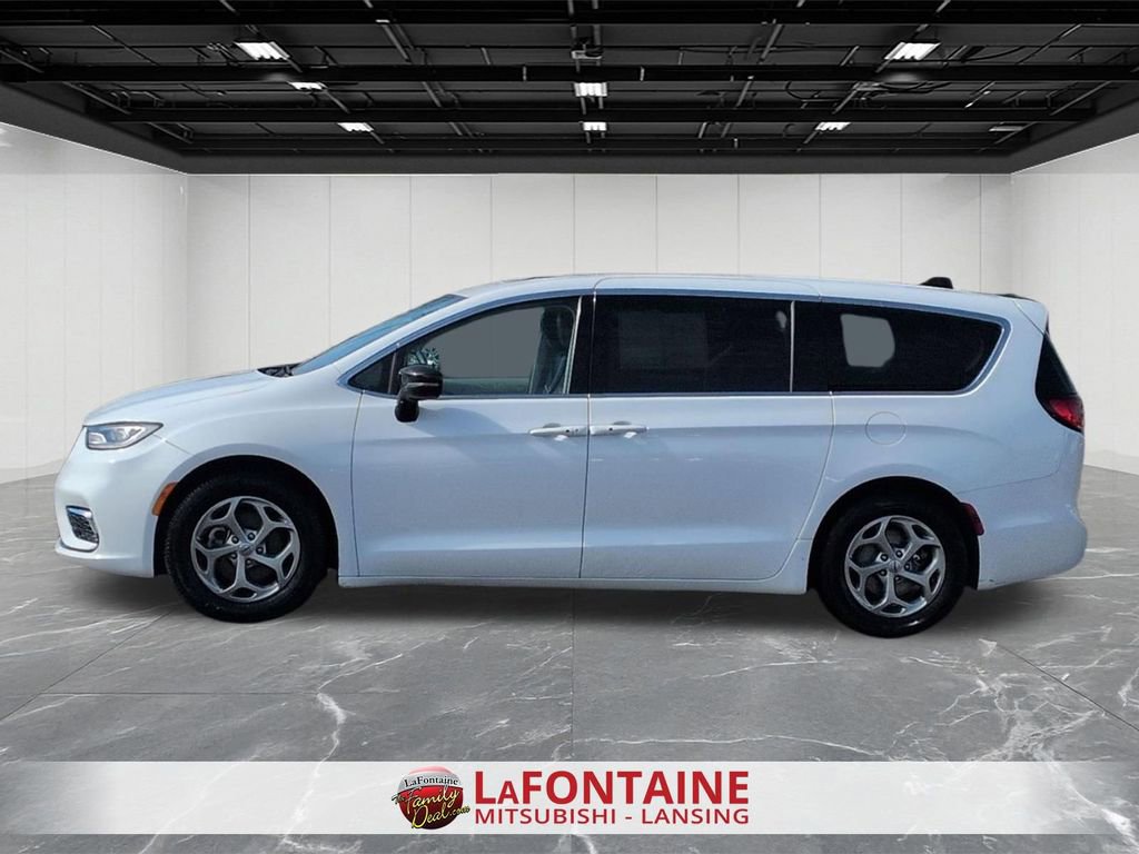 Used 2024 Chrysler Pacifica Limited image 2