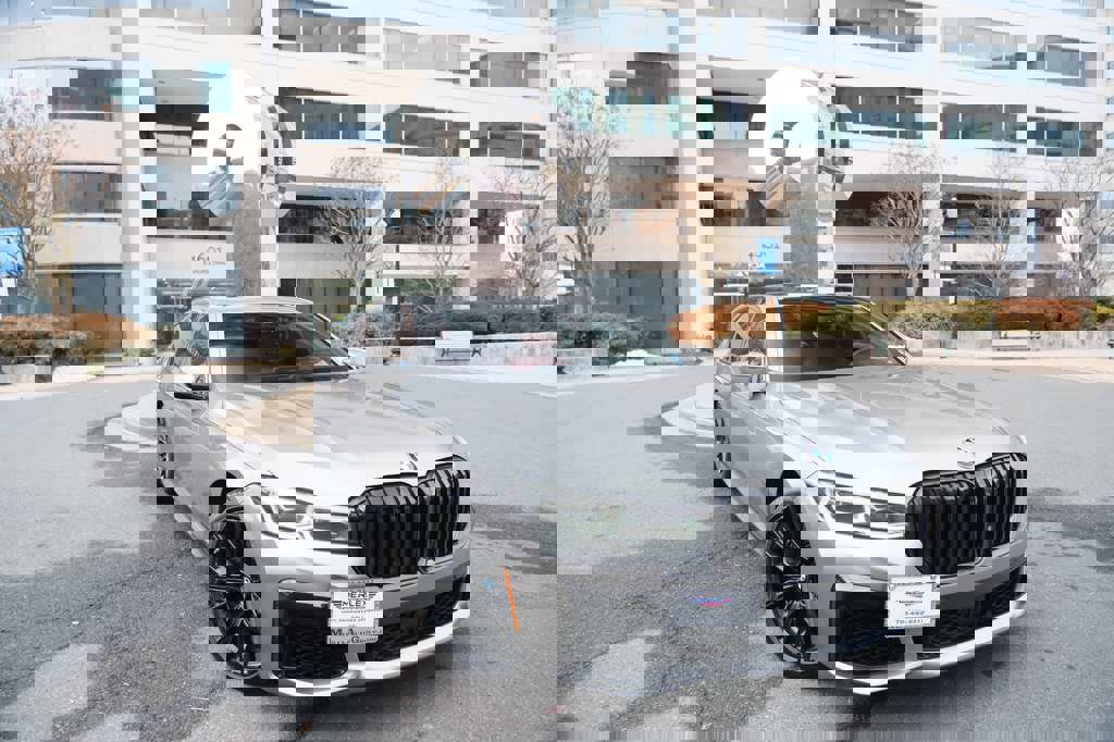 Used 2021 BMW 750i xDrive w/ Executive Package image 2