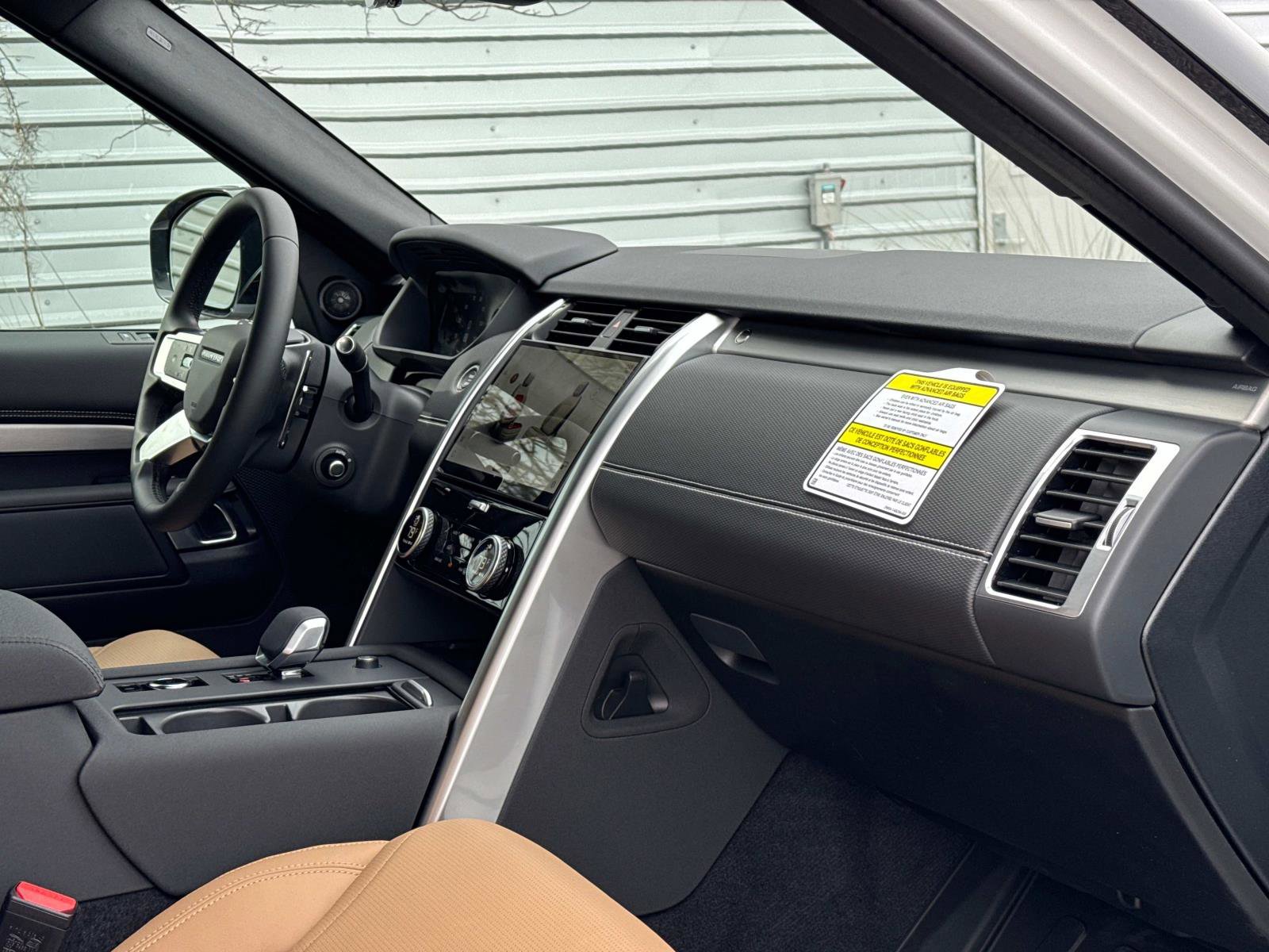 Certified 2025 Land Rover Discovery Dynamic SE image 10