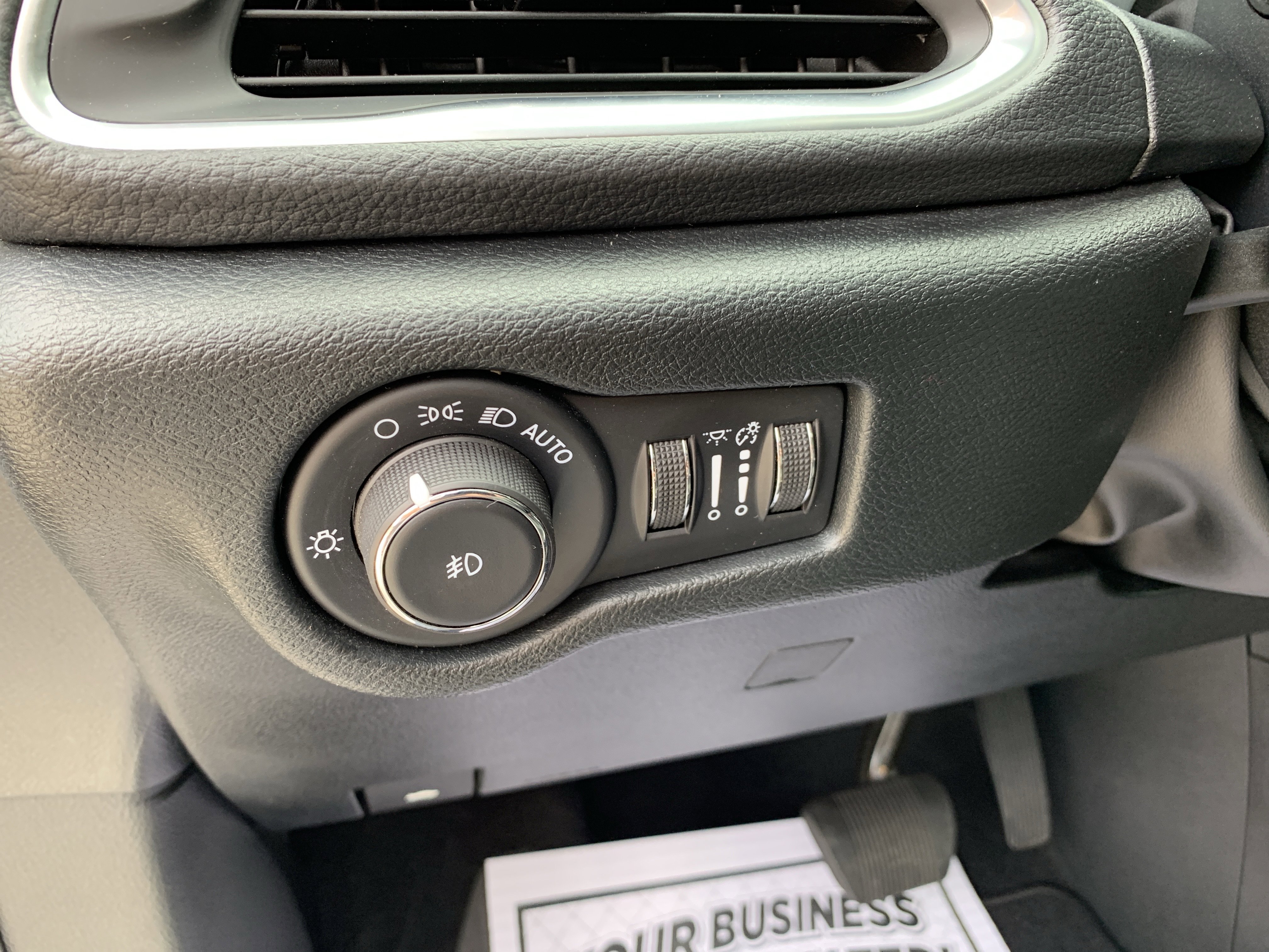 Used 2025 Chrysler Pacifica Limited FWD image 16