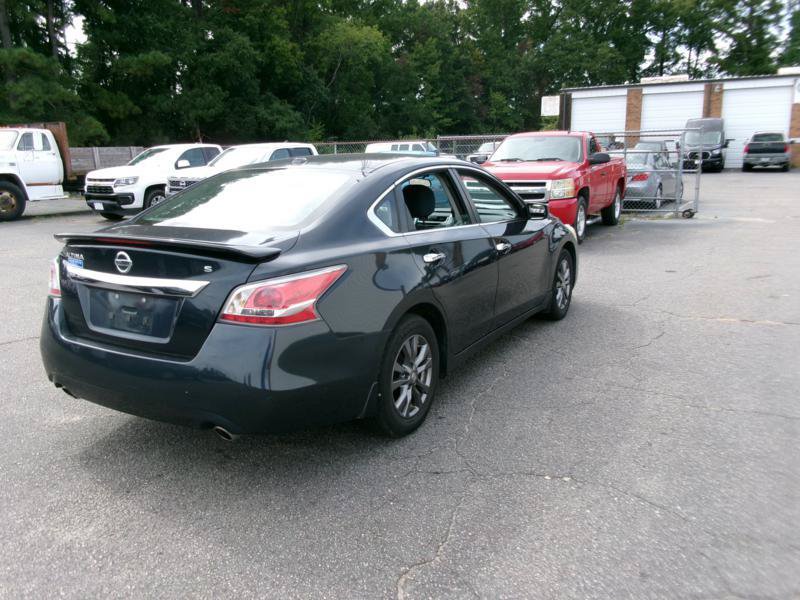 Used 2015 Nissan Altima 2.5 S w/ Sport Value Package FWD image 6