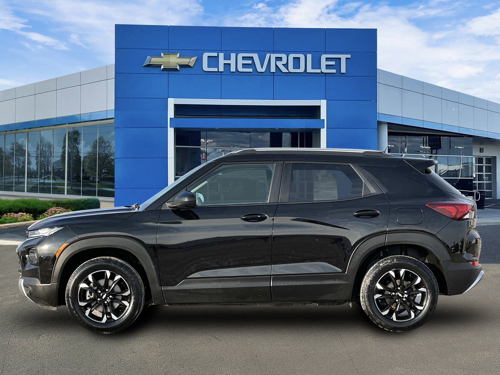 Certified 2023 Chevrolet TrailBlazer LT image 2