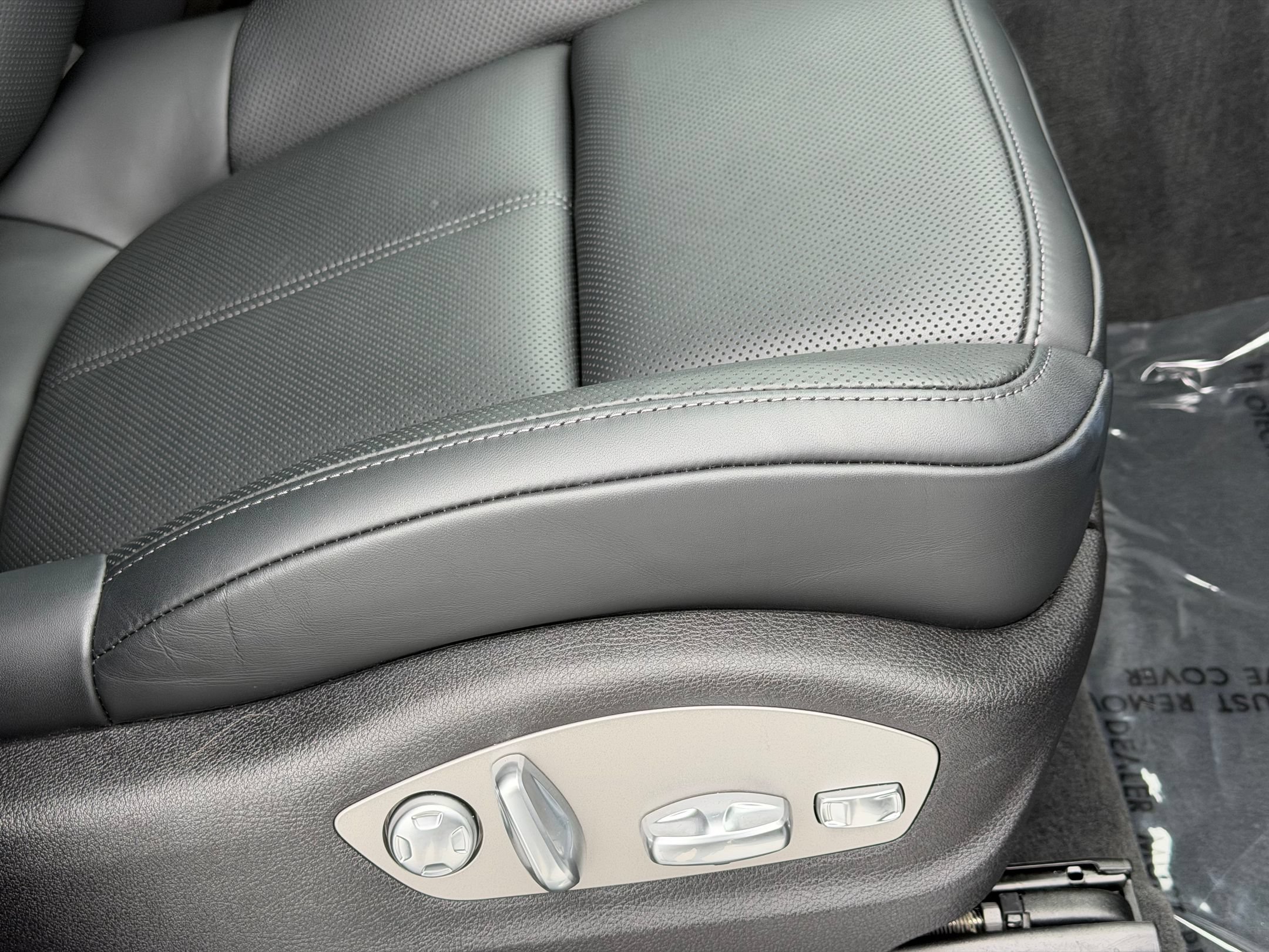 Certified 2026 Porsche Macan AWD/4WD image 16