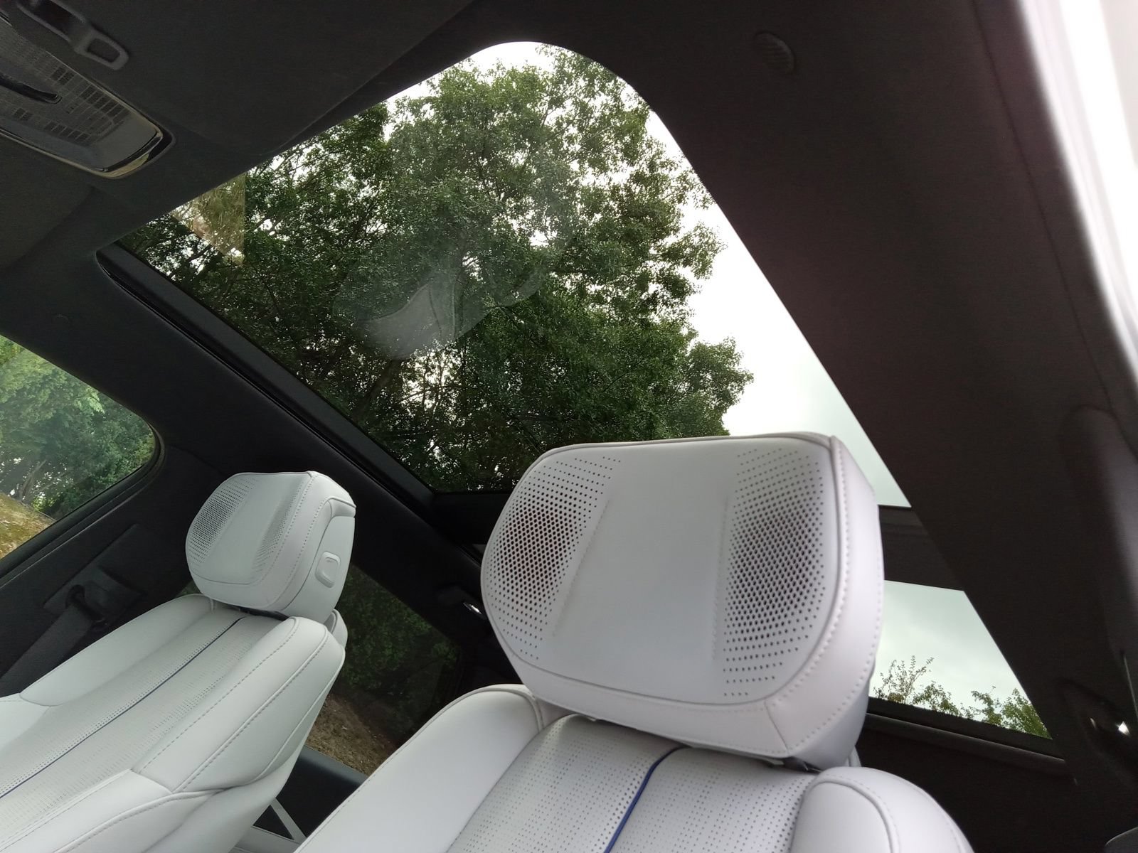 Used 2024 Cadillac Lyriq Luxury w/ LPO, Floor Liner Package AWD/4WD image 12