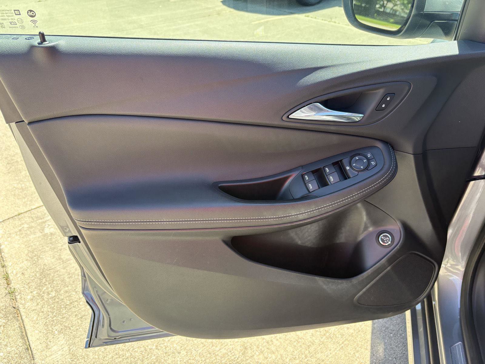 Used 2023 Buick Encore GX Select w/ Sport Touring Package FWD image 3