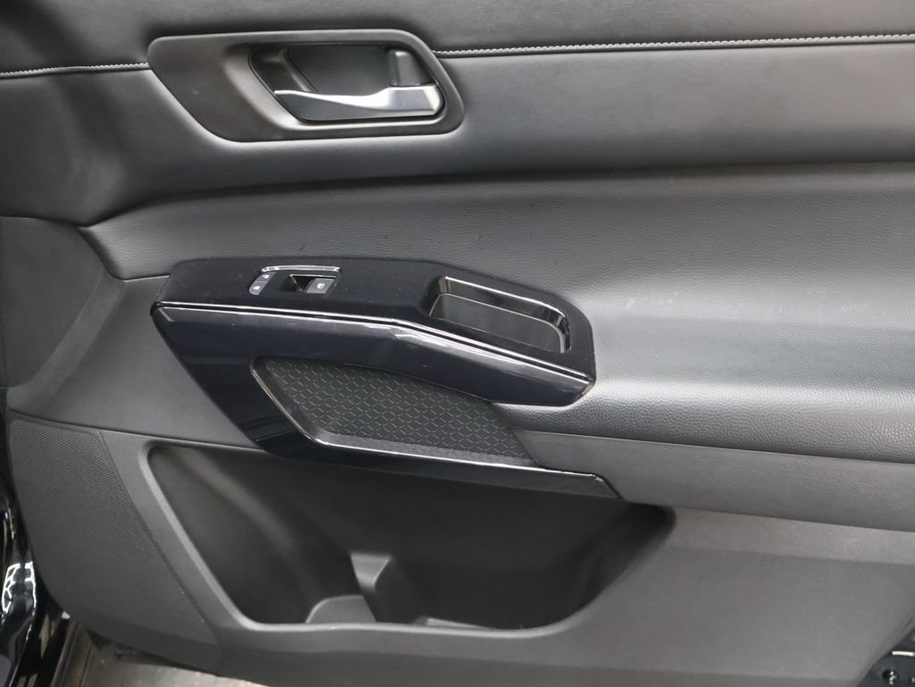 Used 2022 Nissan Pathfinder SV AWD/4WD image 11