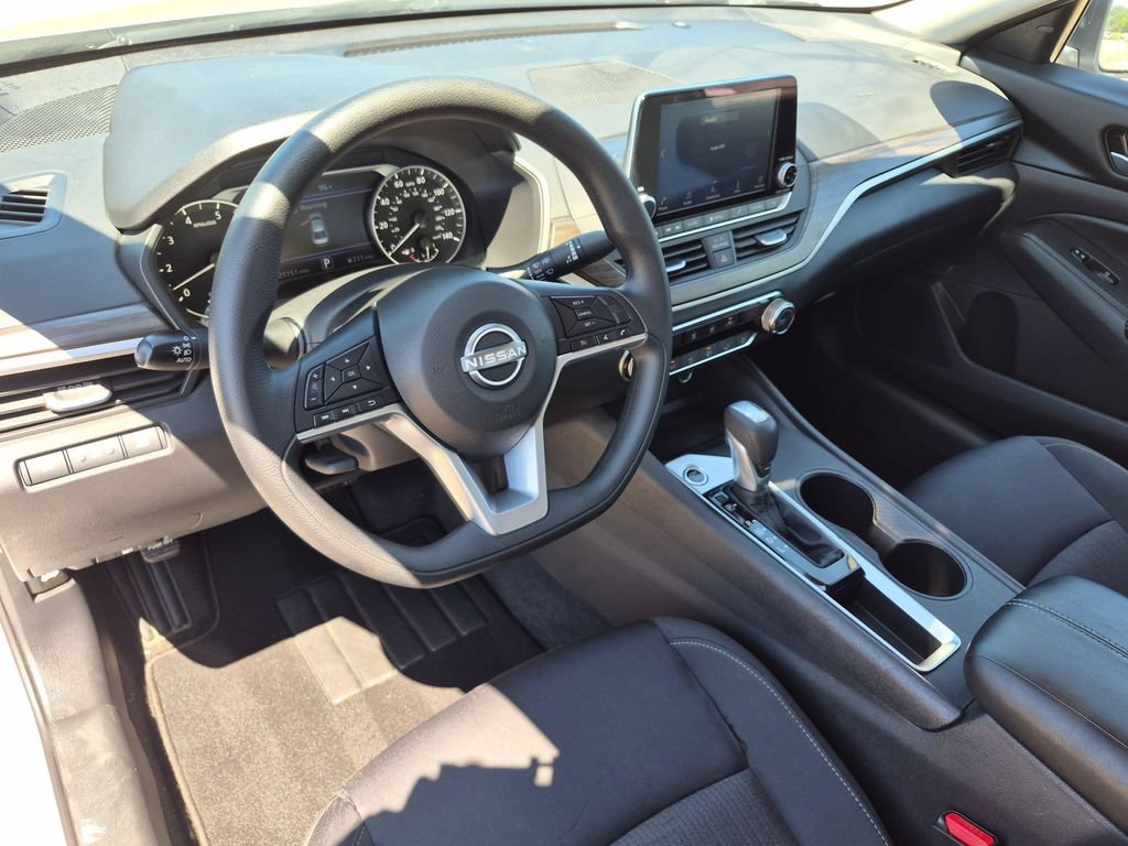 Used 2025 Nissan Altima 2.5 SV FWD image 12