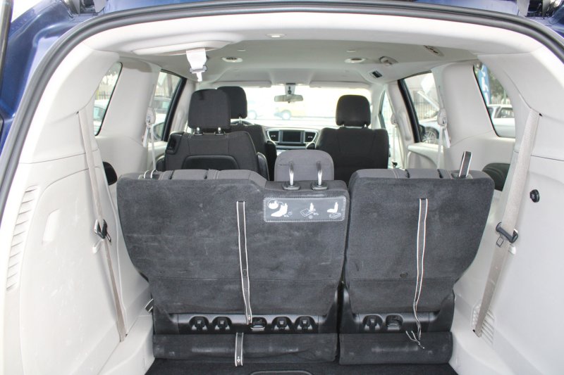 Used 2020 Chrysler Voyager LX image 8