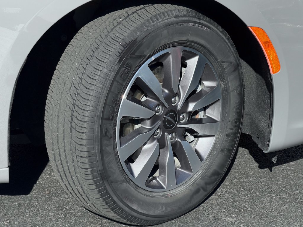 Used 2023 Chrysler Pacifica Touring-L FWD image 9