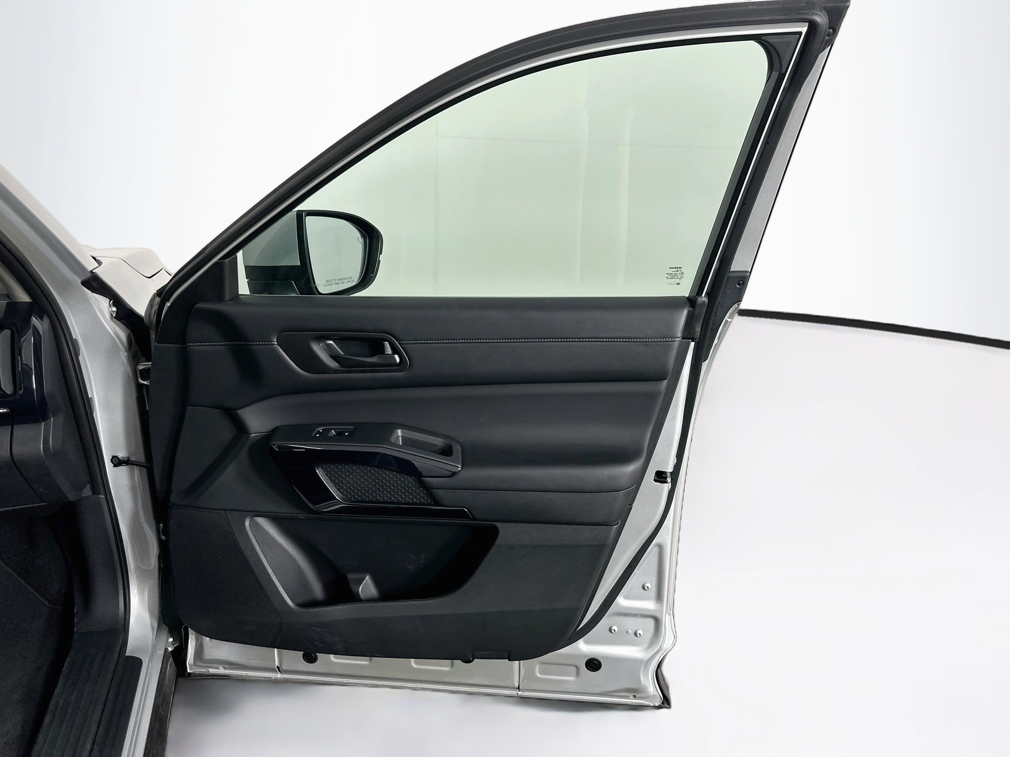 Used 2025 Nissan Pathfinder SV FWD image 33