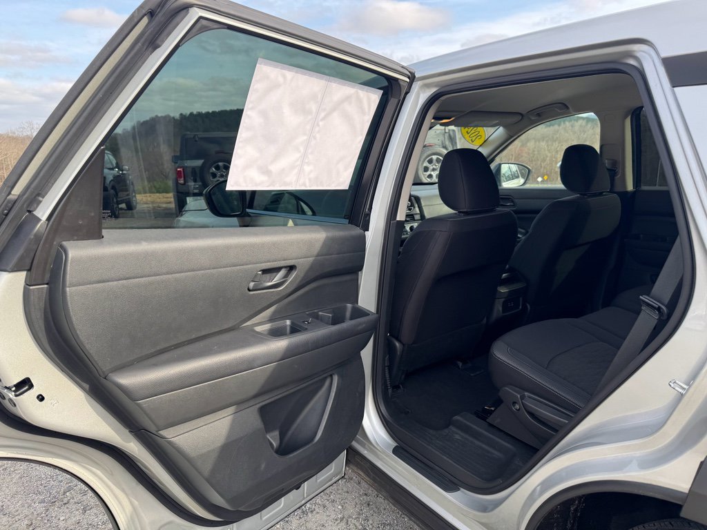 Used 2024 Nissan Pathfinder S image 12