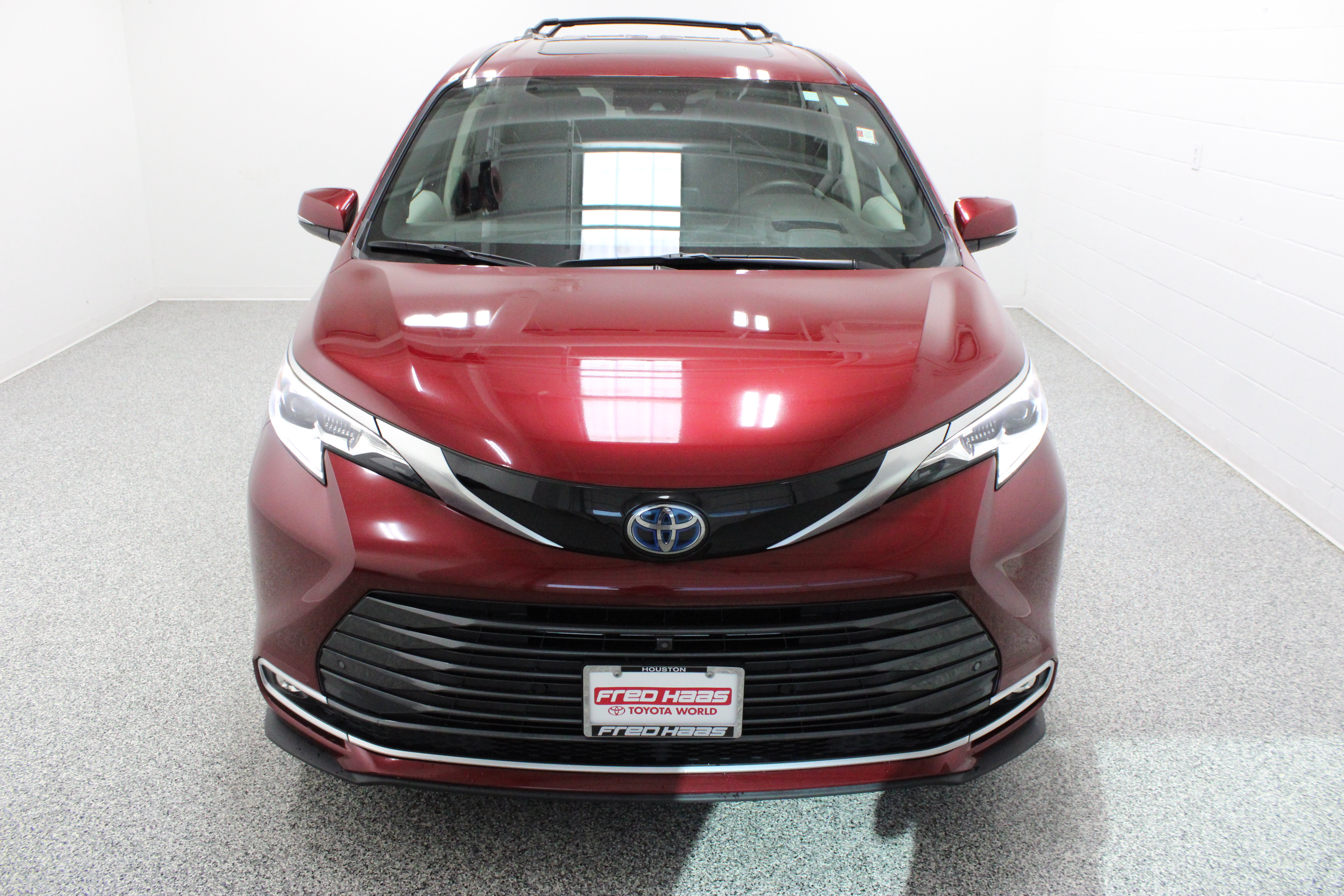 Used 2024 Toyota Sienna Platinum AWD/4WD image 3