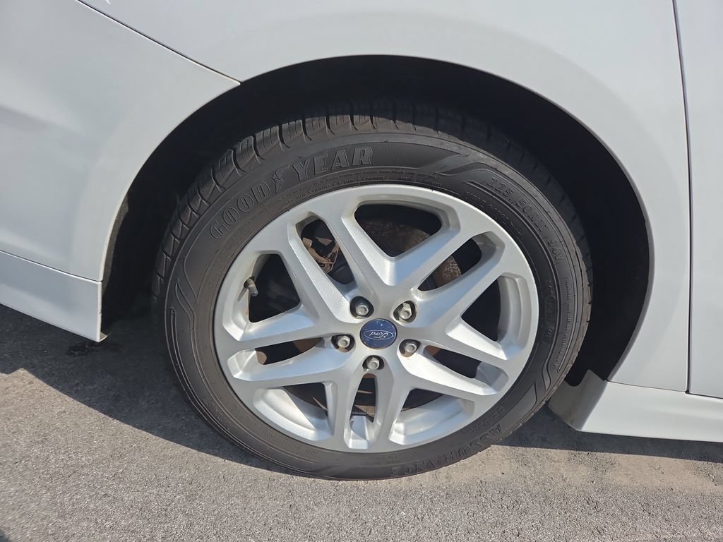 Used 2015 Ford Fusion SE w/ Equipment Group 202A FWD image 3