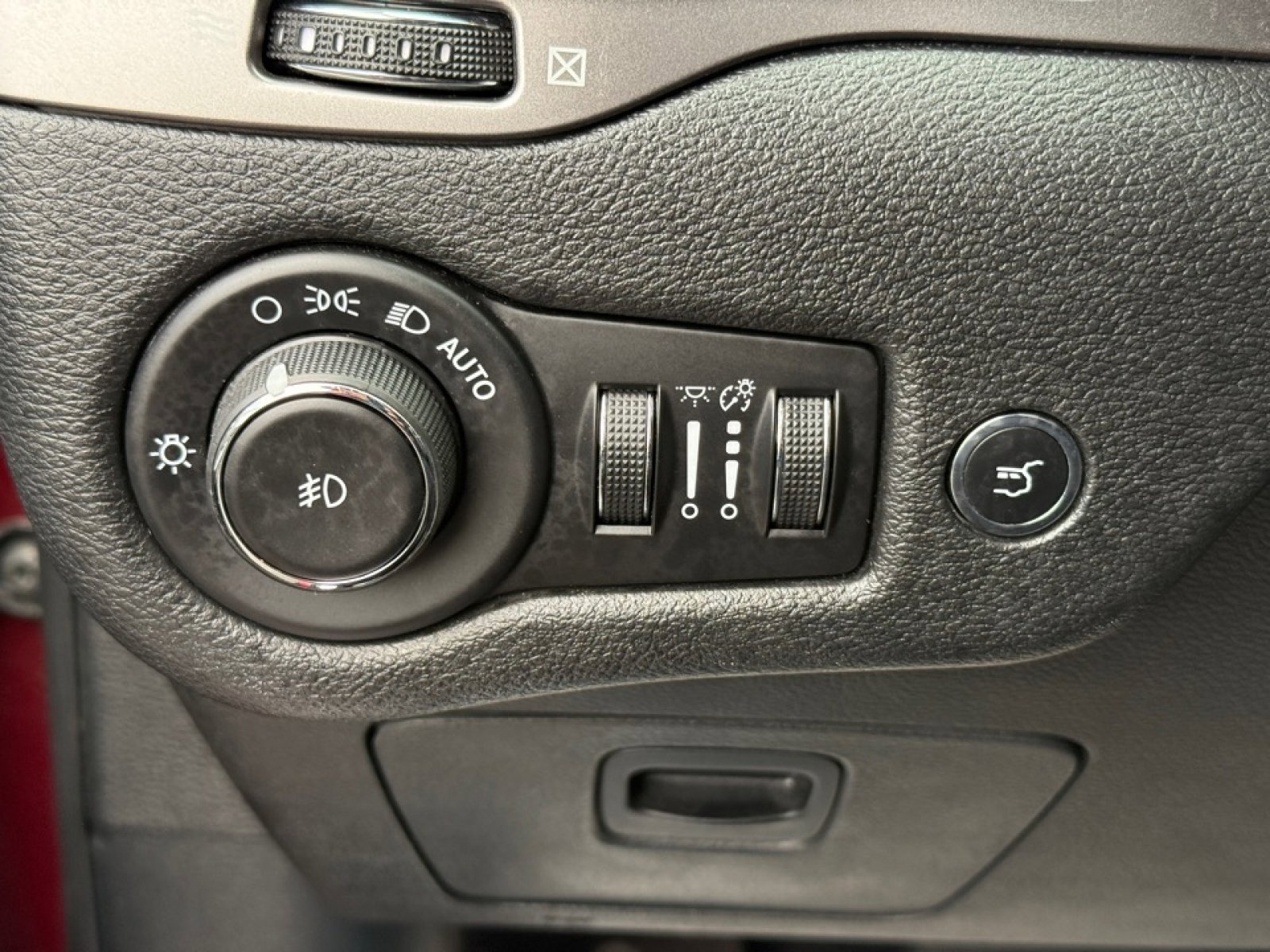 Used 2019 Jeep Cherokee Limited w/ Luxury Group image 34