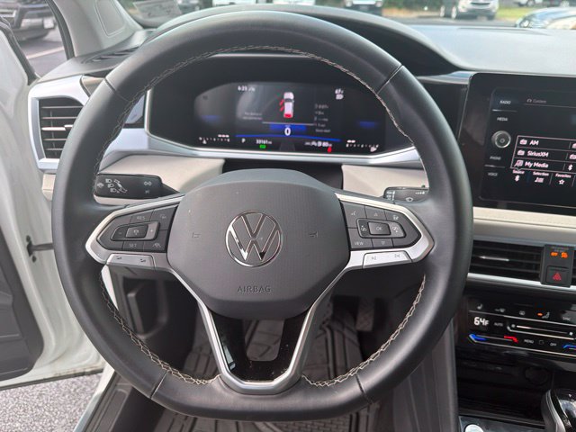 Used 2025 Volkswagen Taos SE AWD/4WD image 16