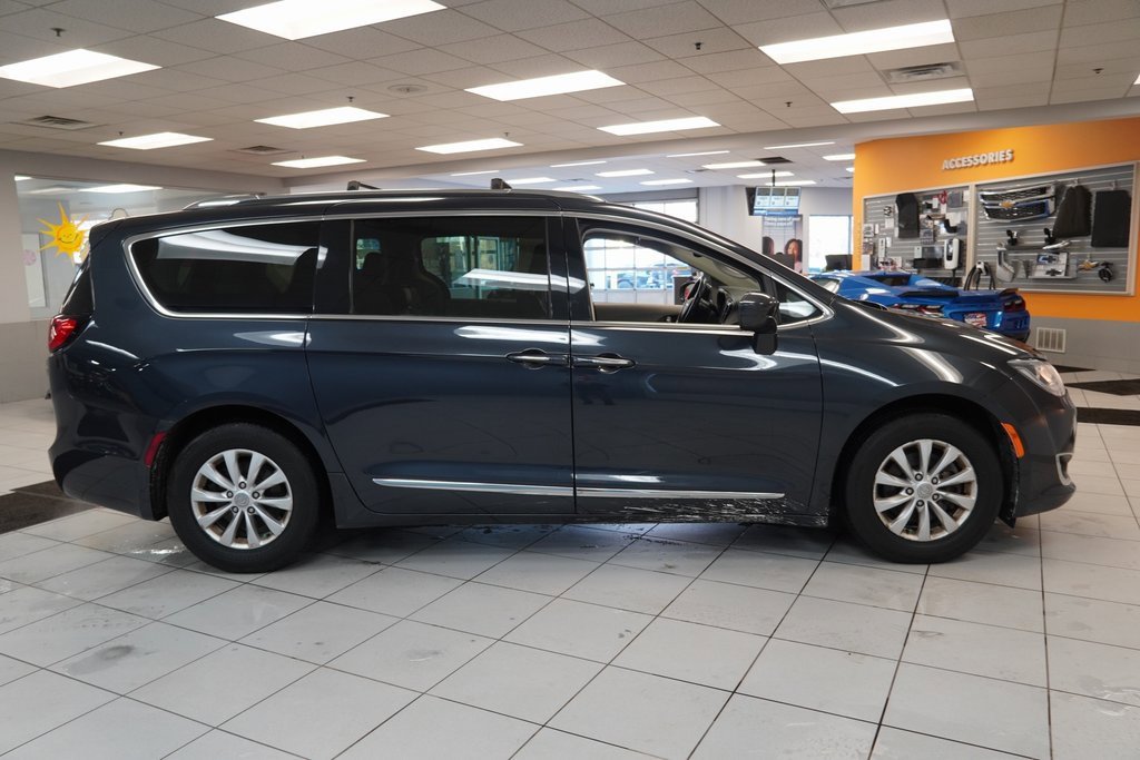 Used 2019 Chrysler Pacifica Touring-L image 12