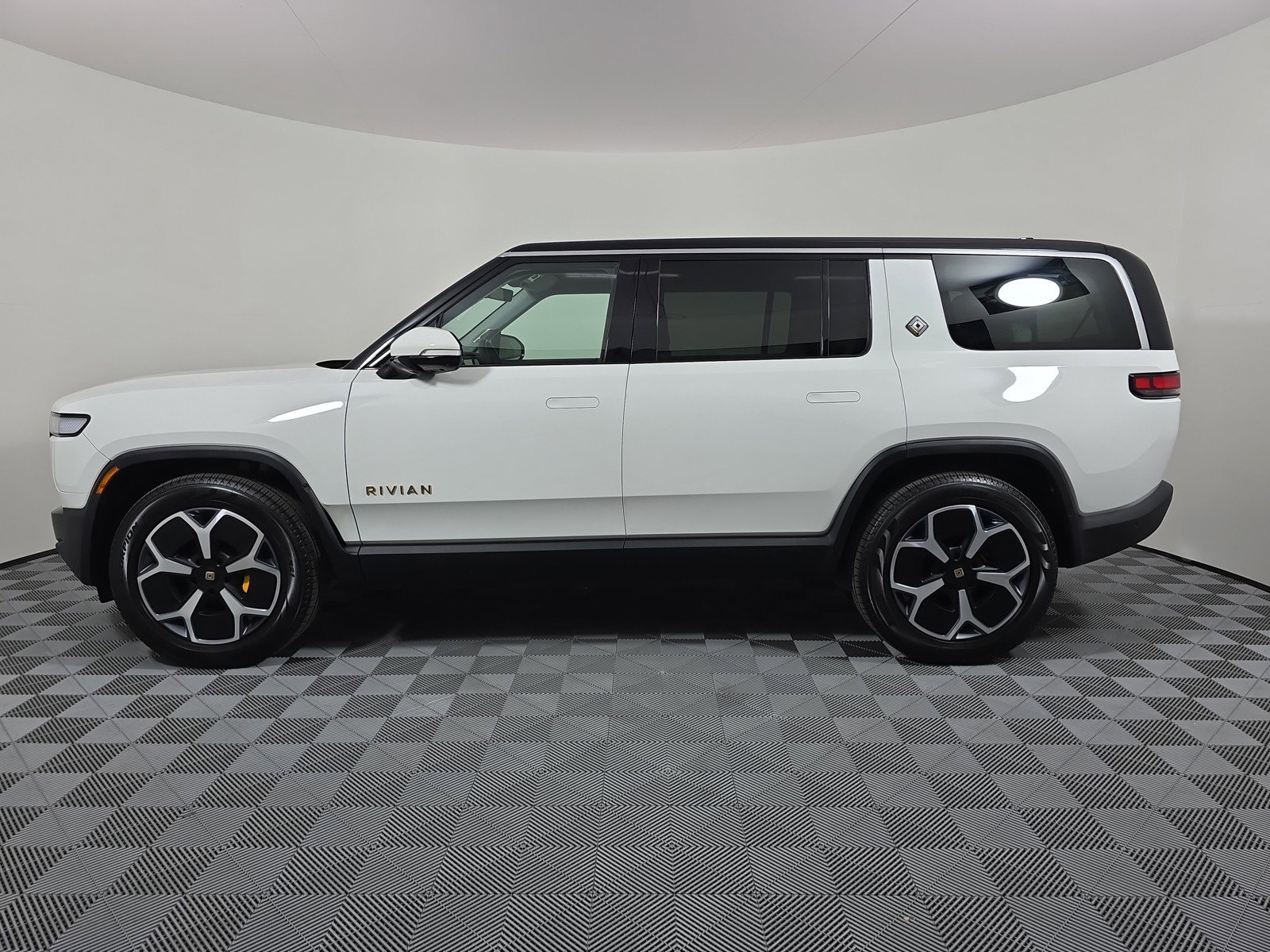 Used 2024 Rivian R1S Adventure AWD/4WD image 2