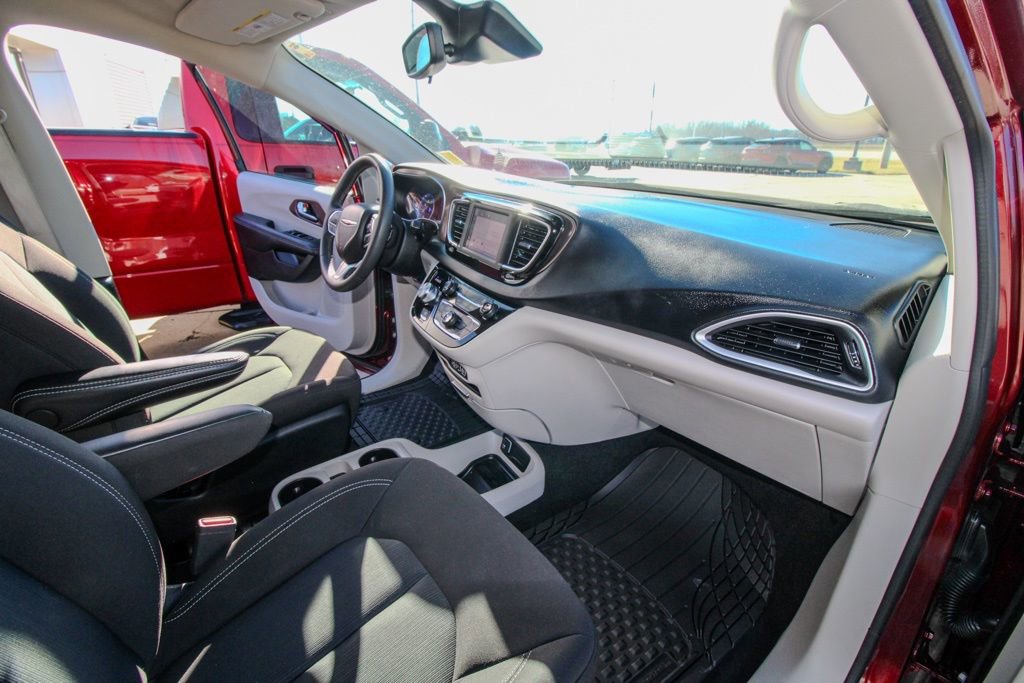 Used 2023 Chrysler Voyager LX image 16
