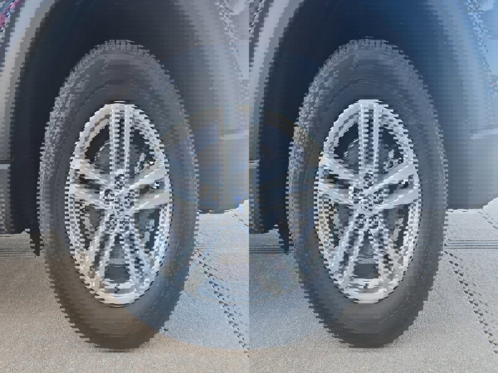 Used 2024 Ford Explorer XLT w/ Equipment Group 202A image 5