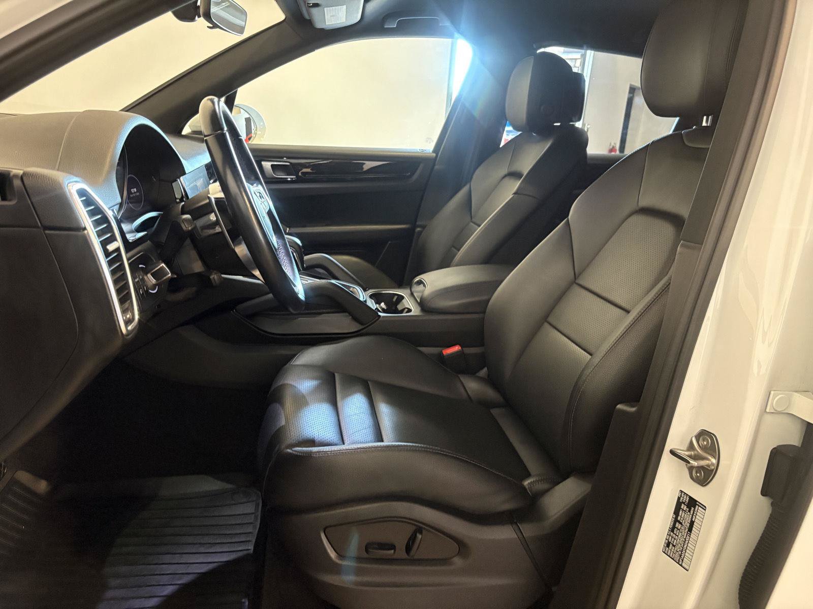 Used 2022 Porsche Cayenne AWD/4WD image 14