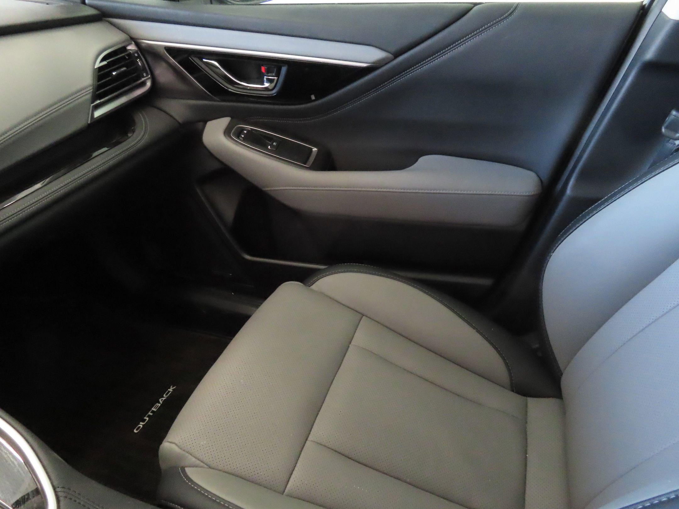 Used 2025 Subaru Outback Limited image 22