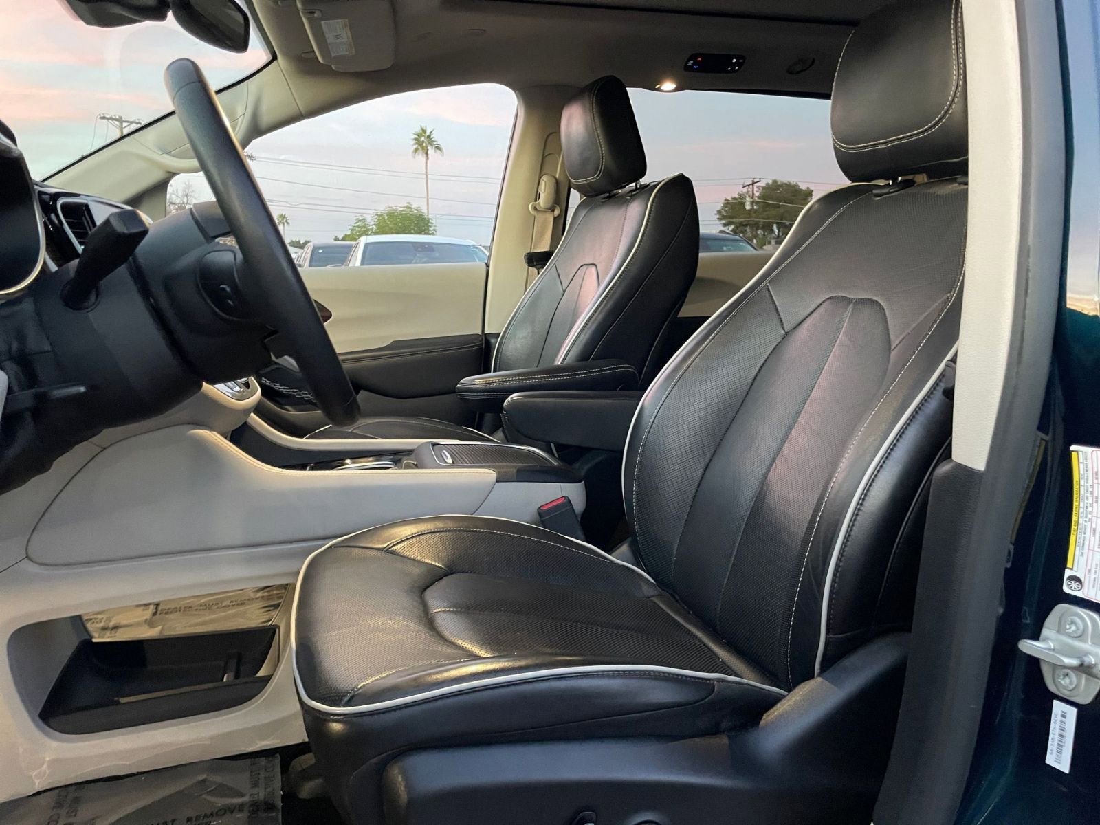 Used 2023 Chrysler Pacifica Limited image 28