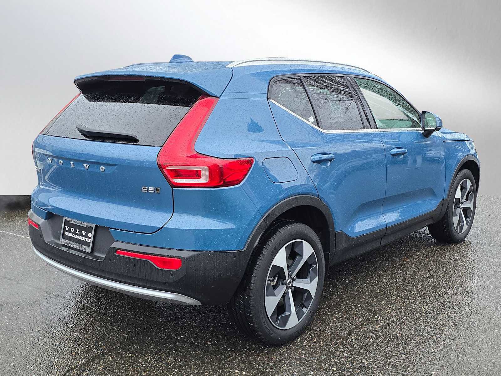 Certified 2025 Volvo XC40 B5 Plus image 3