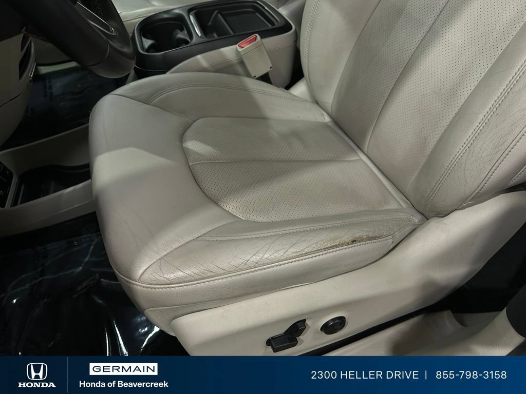 Used 2018 Chrysler Pacifica Touring-L FWD image 19