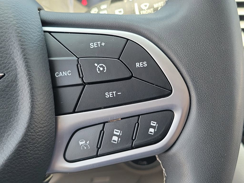Used 2023 Chrysler Pacifica Touring-L FWD image 6