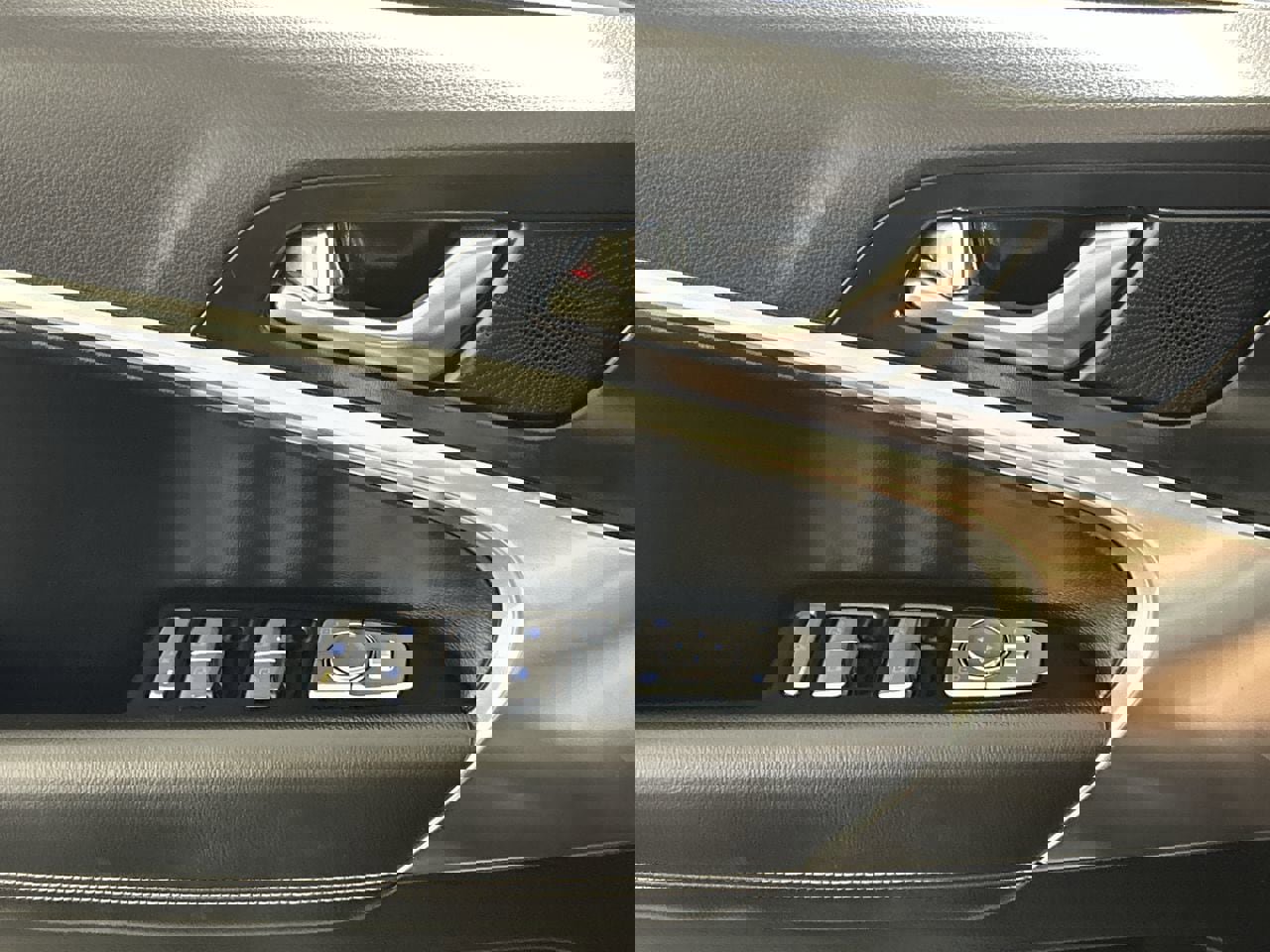 Used 2025 Genesis G70 2.5T image 18