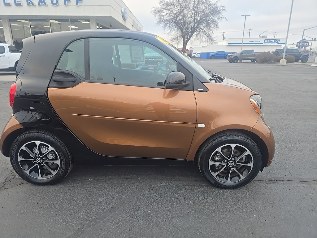 Used 2016 smart fortwo passion image 2