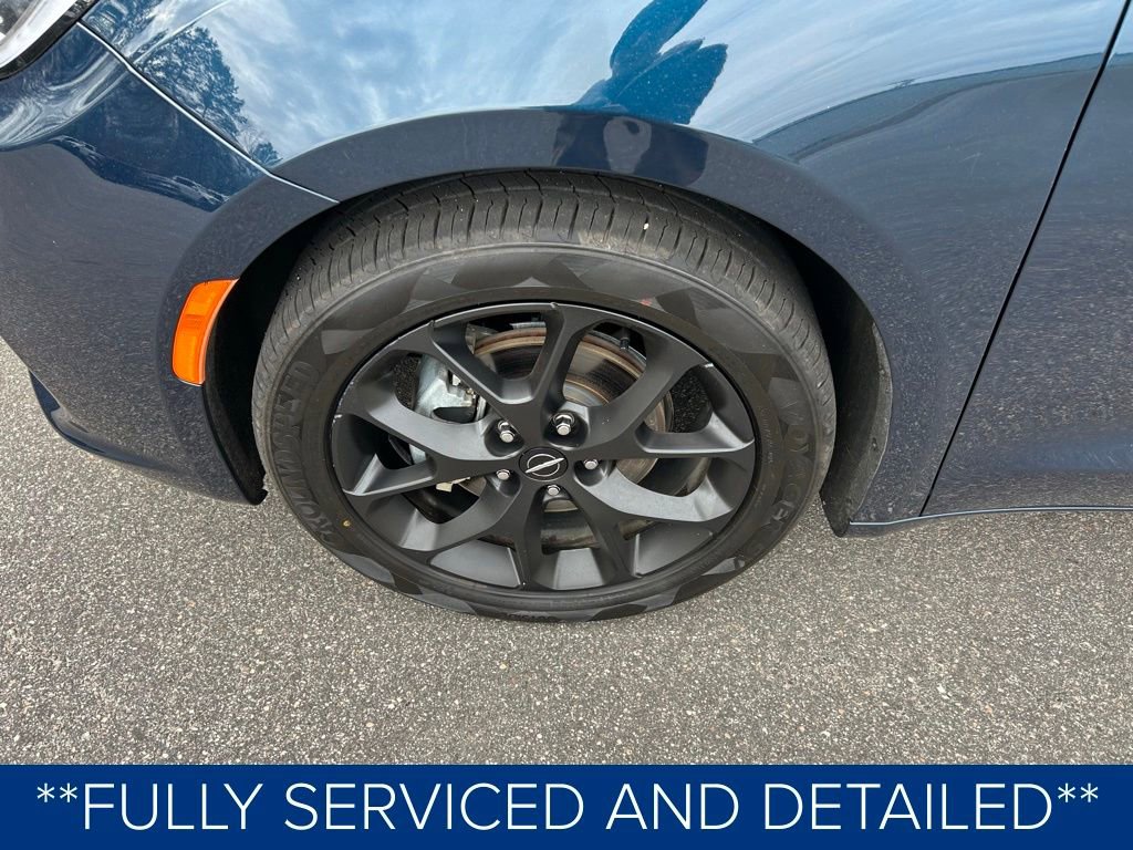 Used 2025 Chrysler Pacifica Limited image 15