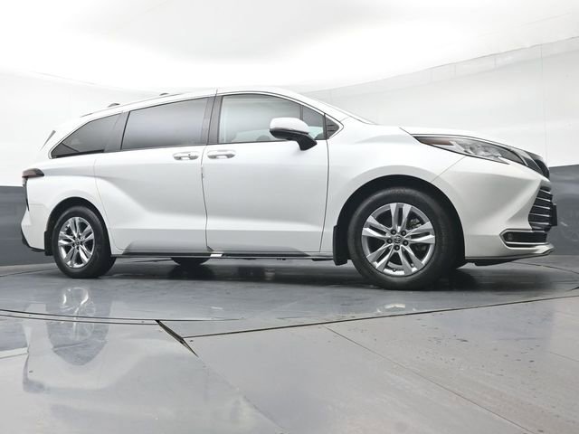 Used 2023 Toyota Sienna Limited image 41