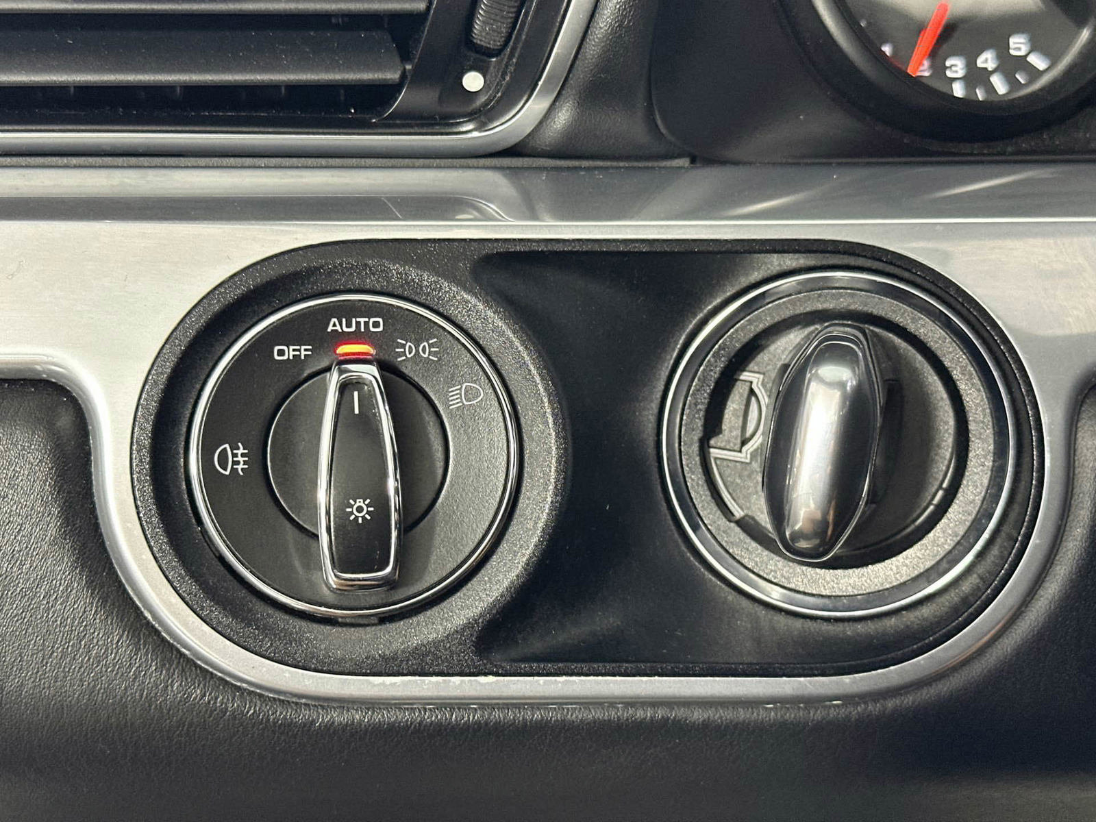 Used 2018 Porsche 911 Turbo w/ Light Design Package image 22