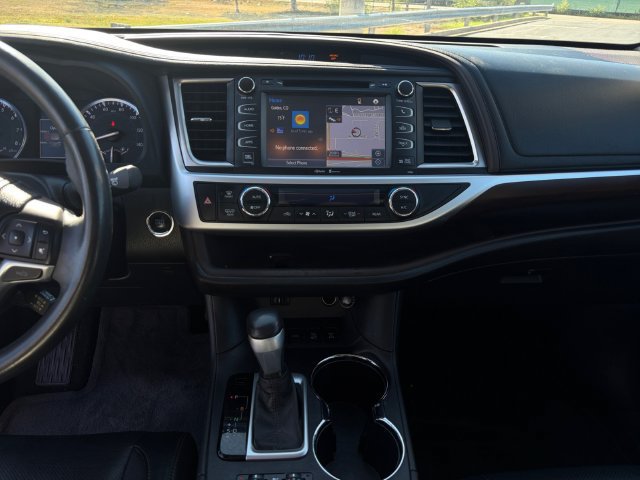 Used 2014 Toyota Highlander Limited w/ Driver Technology Package AWD/4WD image 12
