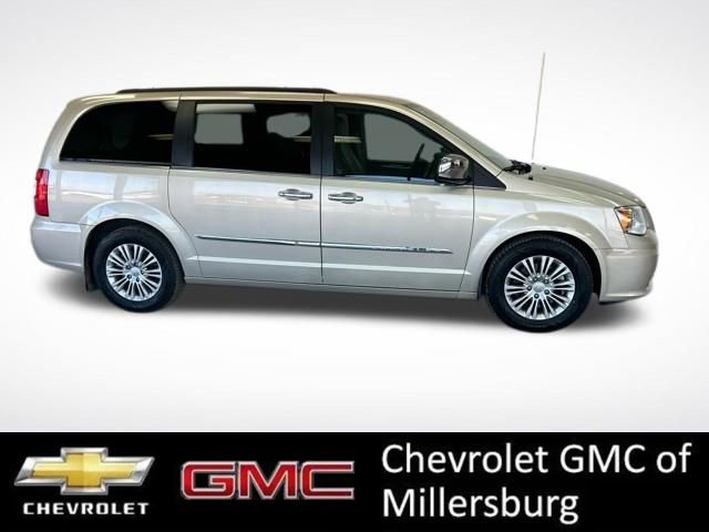 Used 2015 Chrysler Town & Country Touring-L w/ Driver Convenience Group image 2