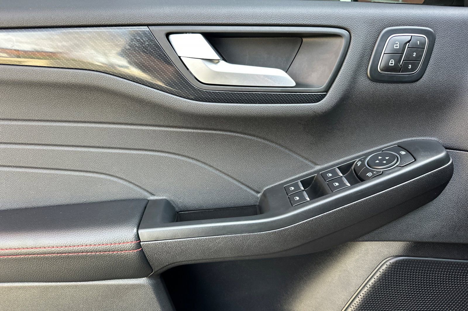 Used 2025 Ford Escape ST-Line Elite w/ Premium Technology Package image 12