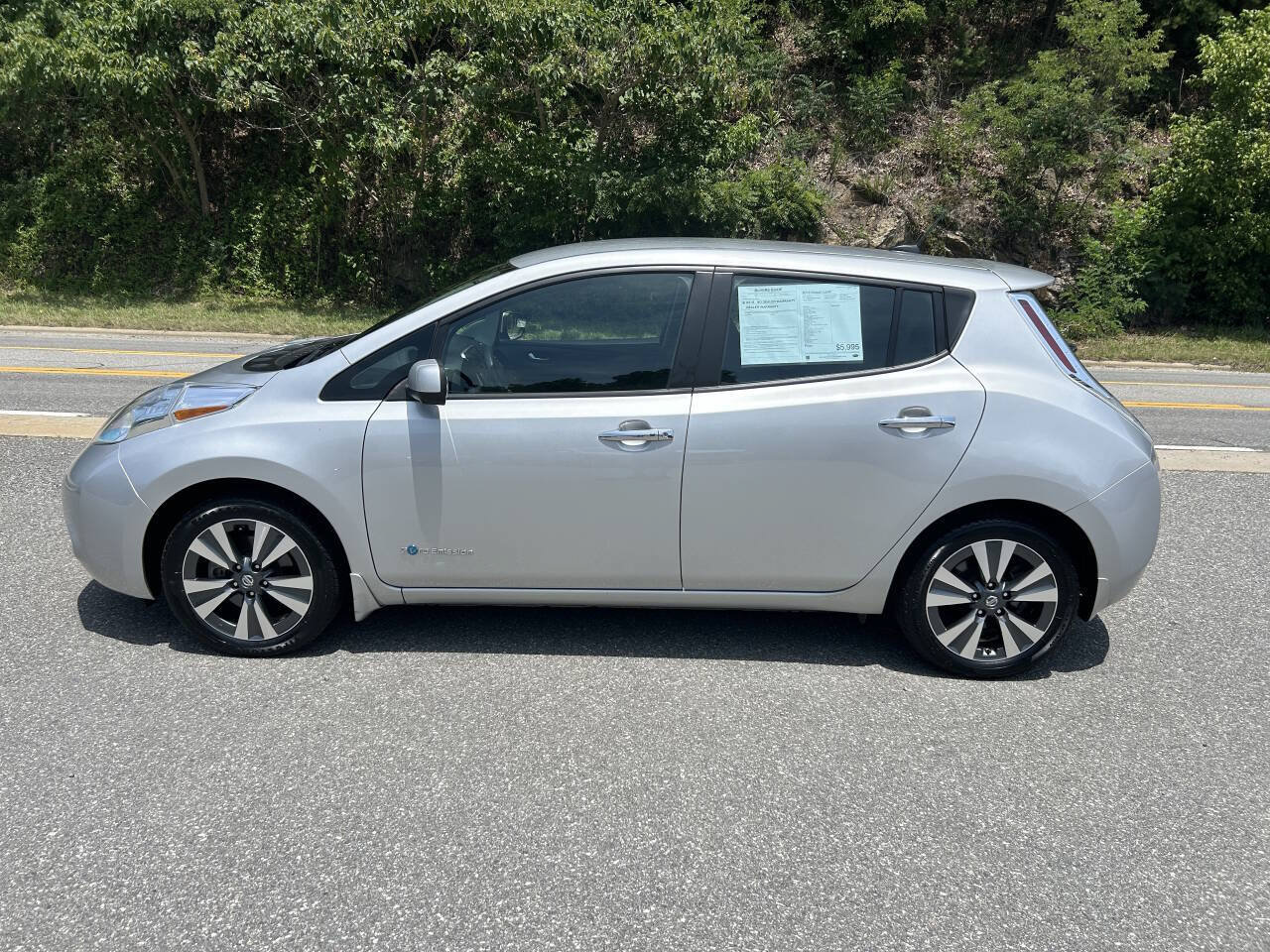 Used 2016 Nissan Leaf SV w/ Premium Package FWD image 3