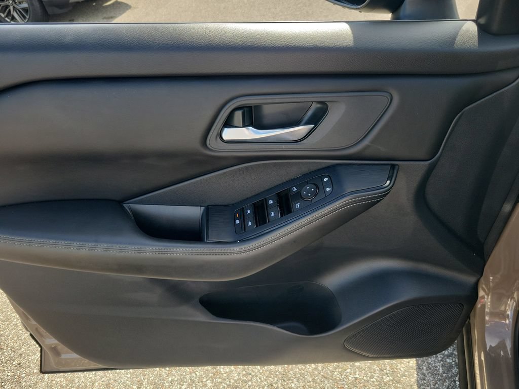 Certified 2024 Nissan Rogue SV FWD image 13
