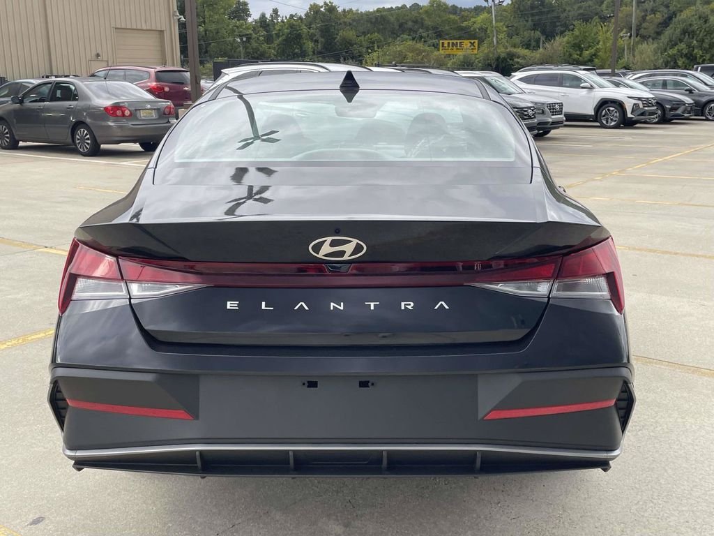 New 2026 Hyundai Elantra SE FWD image 3