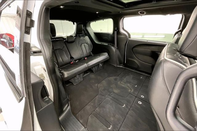 Used 2025 Chrysler Pacifica Limited FWD image 19