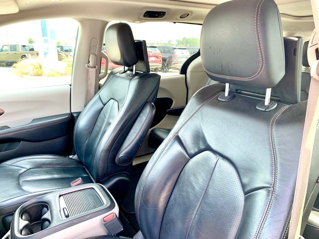 Used 2018 Chrysler Pacifica Touring-L Plus FWD image 12