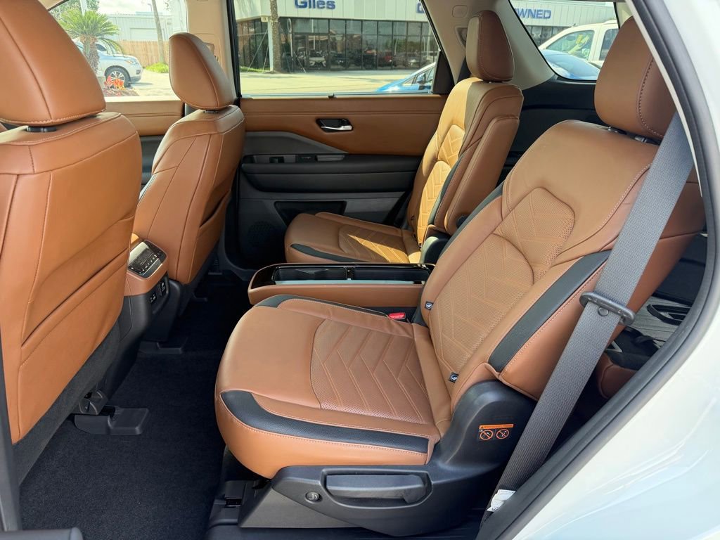 Used 2022 Nissan Pathfinder Platinum w/ Cargo Package FWD image 14
