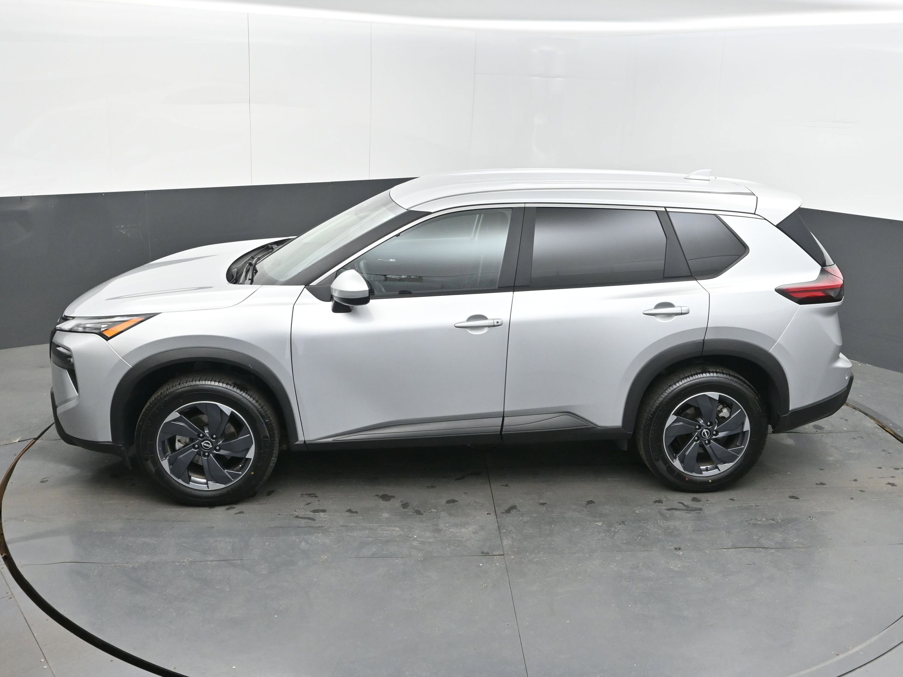 Used 2025 Nissan Rogue SV image 34