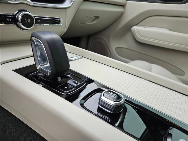 Used 2025 Volvo XC60 B5 Core AWD/4WD image 11
