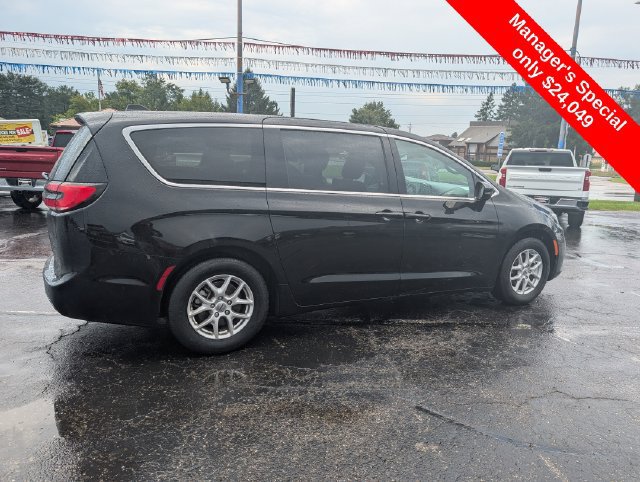 Used 2025 Chrysler Pacifica Select FWD image 8