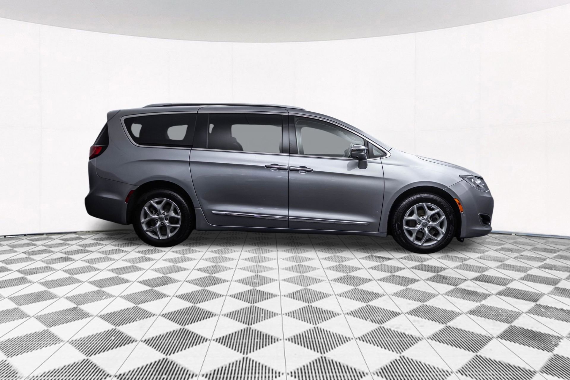 Used 2020 Chrysler Pacifica Limited w/ Advanced Safetytec Group FWD image 14