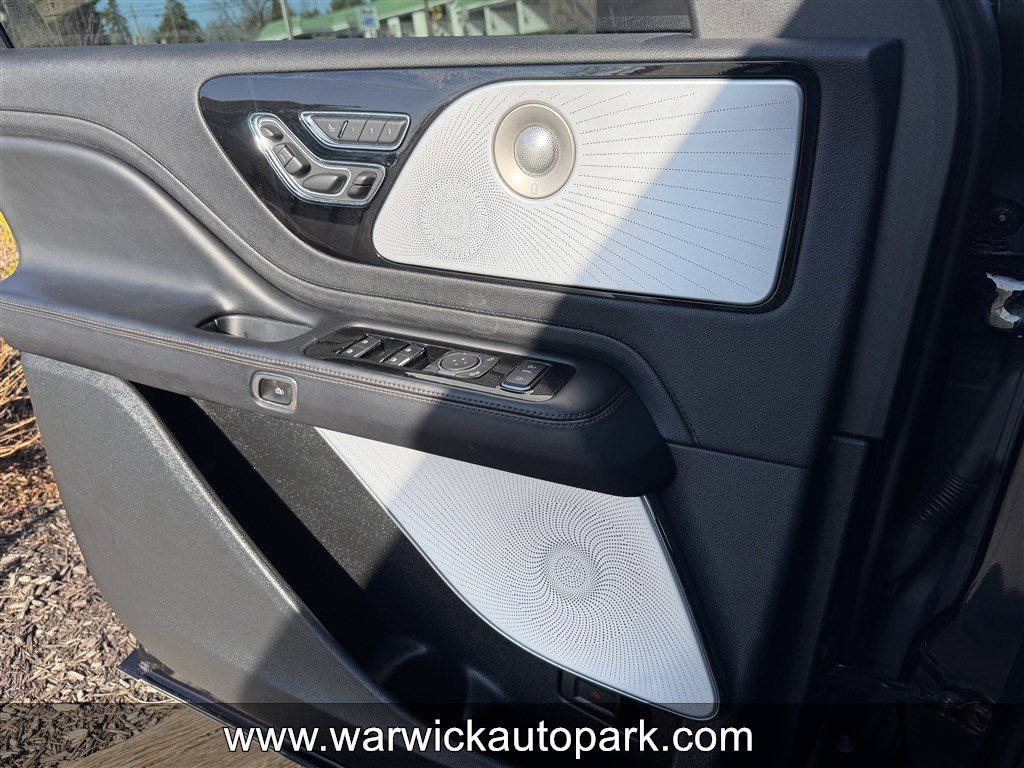 Used 2020 Lincoln Aviator Reserve w/ Equipment Group 202A image 4