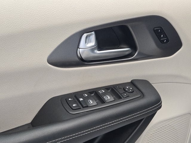 Used 2024 Chrysler Pacifica Touring-L FWD image 19